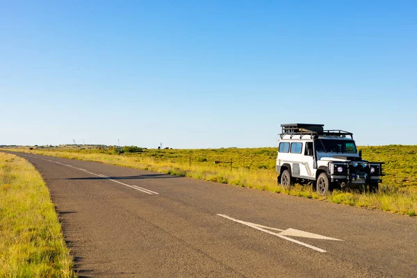 Кару Юар Марта 2019 Года Старый Land Rover Defender Припарковался — стоковое фото