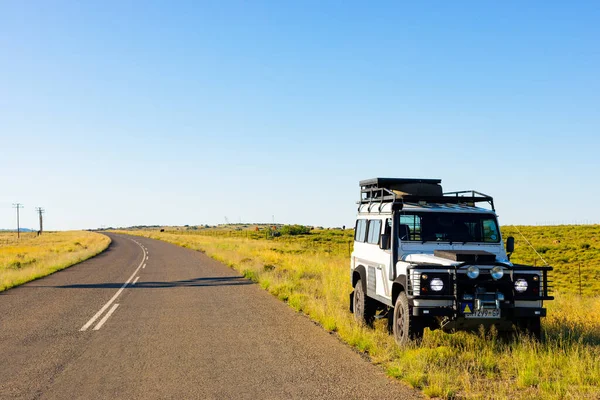 Кару Юар Марта 2019 Года Старый Land Rover Defender Припарковался — стоковое фото