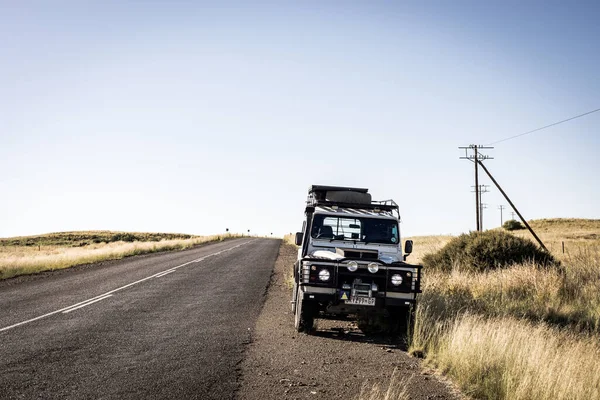 Кару Юар Марта 2019 Года Старый Land Rover Defender Припарковался — стоковое фото