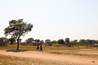 Sabi Sabi, Güney Afrika - 5 Mayıs 2012 Afrikalılar küçük kırsal bölgedeki toprak yolda yürüyorlar