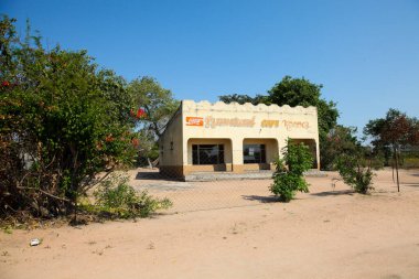 Sabi Sabi, Güney Afrika - 5 Mayıs 2012: Küçük bir kasabadaki eski Spaza Dükkanı 'nın dışında geleneksel perakende mağazası 