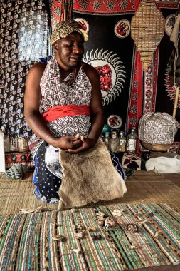 Sabi Sabi, Güney Afrika - 5 Mayıs 2012: Sangoma olarak bilinen Afrikalı Erkek Geleneksel Şifacı 