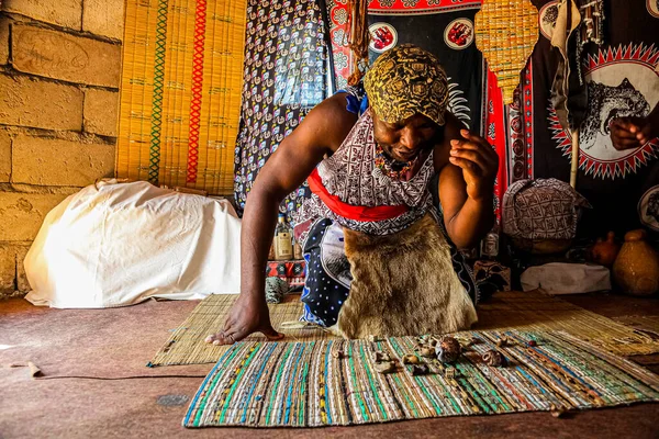 Sabi Sabi, Güney Afrika - 5 Mayıs 2012: Sangoma olarak bilinen Afrikalı Erkek Geleneksel Şifacı 