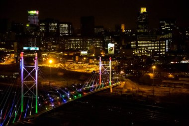Johannesburg, Güney Afrika - 17 Eylül 2013: Johannesburg CBD 'nin Braamfontein banliyösünün aydınlık bina ve sokak görüntüsü