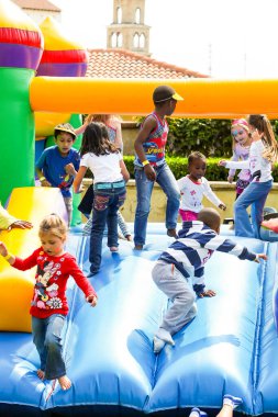 Johannesburg, Güney Afrika - 22 Eylül 2012: Çeşitli çocuklar açık hava lunaparkında atlayan bir kalede eğleniyorlar