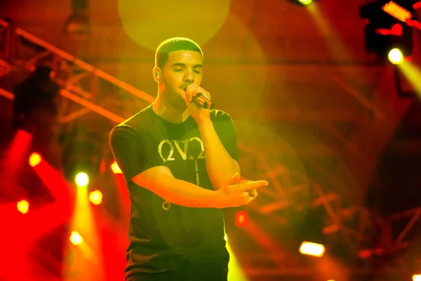 Johannesburg, Güney Afrika - 09 Aralık 2011: Şarkıcı Şarkı Yazarı Drake arka grupla birlikte sahnede konser verdi