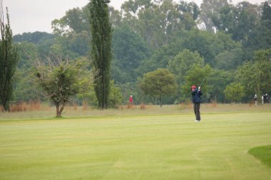 Johannesburg, Güney Afrika - 19 Kasım 2009: Amatör golfçüler yağmurlu bir günde eğlenmek için golf oynuyorlar