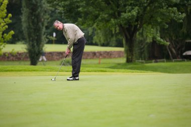 Johannesburg, Güney Afrika - 19 Kasım 2009: Amatör golfçüler yağmurlu bir günde eğlenmek için golf oynuyorlar