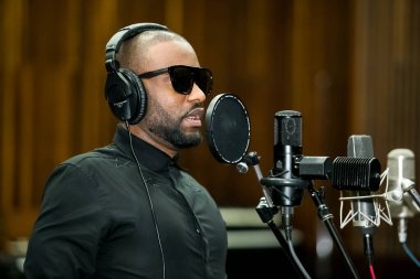 Johannesburg, Güney Afrika - 17 Şubat 2014: Afrikalı sanatçı Fally Ipupa, DRC bir SABC kayıt stüdyosunda şarkı söylüyor
