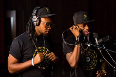 Johannesburg, Güney Afrika - 18 Şubat 2014: Afrikalı Sanatçılar Dontom, Nijerya, Diamond, Tanzanya SABC kayıt stüdyosunda şarkı söylüyor
