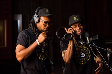 Johannesburg, Güney Afrika - 18 Şubat 2014: Afrikalı Sanatçılar Dontom, Nijerya, Diamond, Tanzanya SABC kayıt stüdyosunda şarkı söylüyor