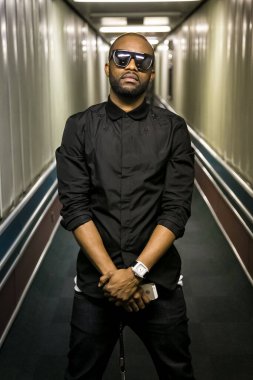 Johannesburg, Güney Afrika - 17 Şubat 2014: Afrikalı sanatçı Fally Ipupa, DRC fotoğraf için poz verdi