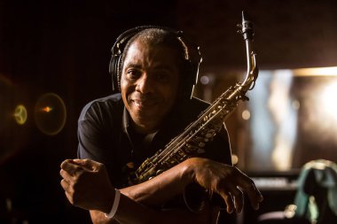 Johannesburg, Güney Afrika - 18 Şubat 2014: Afrikalı sanatçı Femi Kuti, Nijerya Saksafonlu bir fotoğraf için poz verdi
