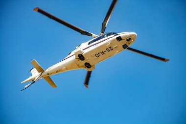 Johannesburg, Güney Afrika - 22 Mayıs 2011: Johannesburg hava sahası üzerinde uçan lüks helikopter