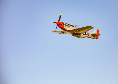 Johannesburg, Güney Afrika - 22 Mayıs 2011: 2. Dünya Savaşı ABD Hava Kuvvetleri Mustang savaş uçağı havada uçuyor