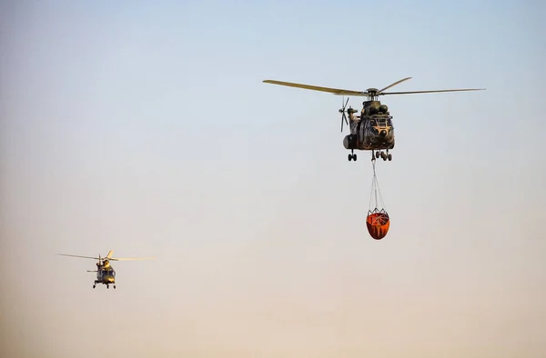 南非约翰内斯堡 2011年5月22日 空军消防直升机运送水扑灭野火 — 图库照片