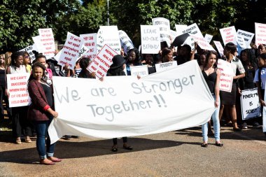 Johannesburg, Güney Afrika - 30 Nisan 2015: Sahnelenen Kadın 'ın banliyö sokaklarındaki protesto yürüyüşü yardım amaçlı müzik videolarında kullanılacak 