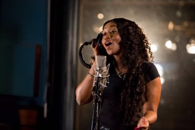 Johannesburg, Güney Afrika - 29 Nisan 2015: Victoria Kimani, Kenya şarkıcı stüdyosundaki Afro-pop şarkısında vokal rolü