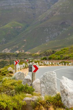 Cape Town, Güney Afrika 'daki dağ geçidinde keskin viraj işareti.