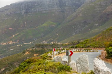 Cape Town, Güney Afrika 'daki dağ geçidinde keskin viraj işareti.