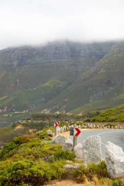 Cape Town, Güney Afrika 'daki dağ geçidinde keskin viraj işareti.