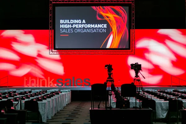 Johannesburg, Güney Afrika - 21 Ağustos 2018: Düşünce Satış Liderliği Kongresi Konferans Salonu 'ndaki boş sandalyeler