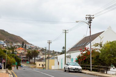 Cape Town, Güney Afrika - 21 Şubat 2021: Fish Hoek yerleşim bölgesi, Cape Town 'da küçük, uykulu bir sahil tatil beldesi