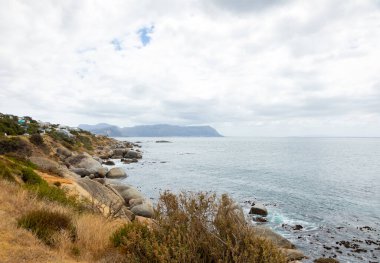 Cape Town Güney Afrika 'daki False Bay sahil şeridinin manzarası.