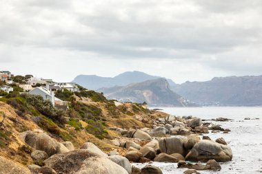Cape Town Güney Afrika 'daki False Bay sahil şeridinin manzarası.