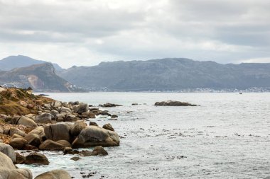 Cape Town Güney Afrika 'daki False Bay sahil şeridinin manzarası.