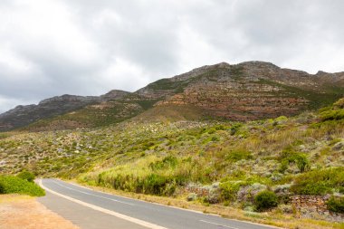 Güney Afrika 'nın Cape Town kıyı şeridindeki dağların manzarası.