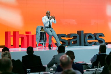 Johannesburg, Güney Afrika - 21 Ağustos 2018: Girişimci ve konuşmacı Vusi Thembekway Think Sales Convention 'da sahnede