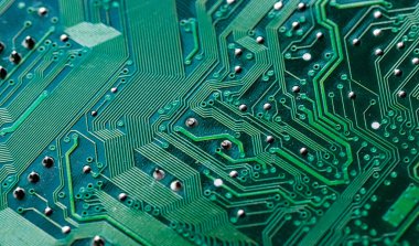 PC devre kartındaki yazdırılmış kabloların seçici odak noktasını kapat 