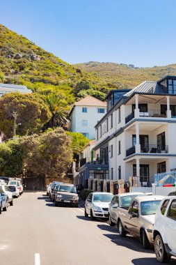 Cape Town, Güney Afrika - 23 Mart 2021: Küçük kıyı kasabası St Jame 'deki Mountainside Evleri için dik sokaklar