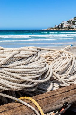 Geleneksel balıkçı ağı ve halat sahilde küçük bir sandalda