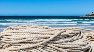 Geleneksel balıkçı ağı ve halat sahilde küçük bir sandalda