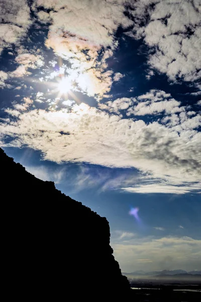 Dramática Vista Silueta Montañosa Contra Sundog Cielo Azul Nublado — Foto de Stock