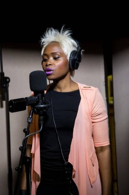 Johannesburg, Güney Afrika - 28 Nisan 2015: Gabriela, Mozambik şarkıcı stüdyoda Afro-pop şarkısının vokal kısmını kaydediyor