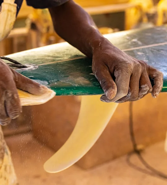 Formador Tablas Surf Artesano Africano Que Trabaja Taller Reparación Con — Foto de Stock