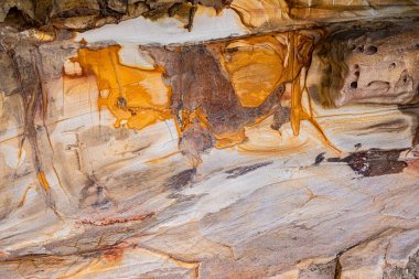 Dağdaki yıpranmış ve aşınmış kumtaşı kayalarına yaklaş.