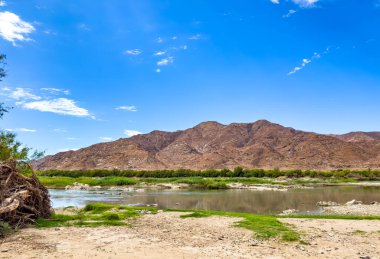 Richtersveld Ulusal Parkı 'ndaki Orange River manzarası, Güney Afrika' nın çorak bölgesi.