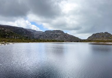 Cape Town engebeli dağlarının tepesindeki rezervuar barajının manzarası