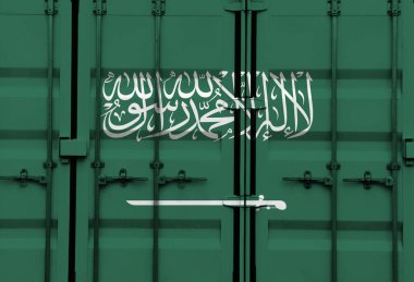 Suudi Arabistan ulusal bayrağını taşıyan konteyner, küresel ticaret bağlamında gümrük tarifeleri ve uluslararası ticaret politikalarını simgeliyor