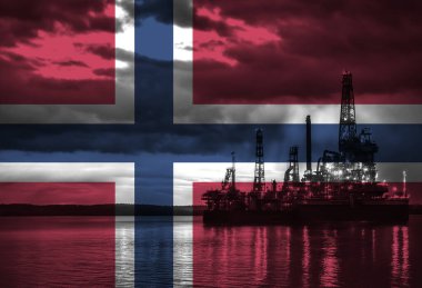 Ülkedeki doğal kaynakları sembolize eden Norveç bayrağıyla doğal gaz sondaj platformu