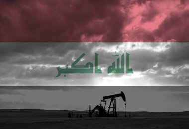 Gün batımında Irak ulusal bayrağıyla kırsal kesimde petrol arama çalışmaları