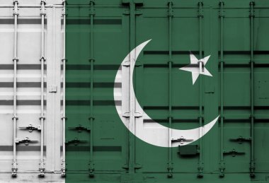 Pakistan ulusal bayrağını taşıyan konteynır, küresel ticaret bağlamında gümrük vergileri ve uluslararası ticaret politikalarını simgeliyor