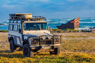Agulhas, Güney Afrika - 07 Ekim 2025: Old Land Rover Defender plaja park etti