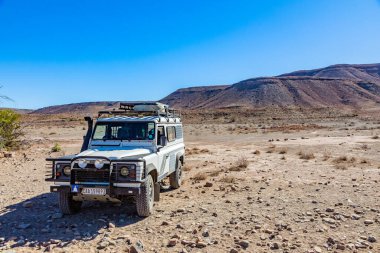 Karoo, Güney Afrika - 27 Ekim 2025: Eski Land Rover Defender kurak bir bölgeye park etti
