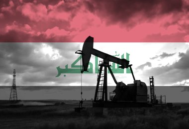 Gün batımında Irak ulusal bayrağıyla kırsal kesimde petrol arama çalışmaları