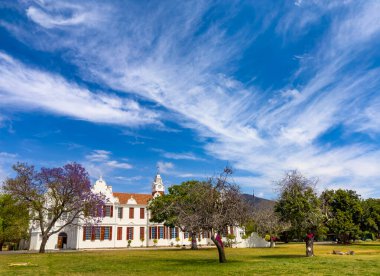 Graaff-Reinet, Güney Afrika - 25 Ekim 2025: Küçük bir sömürge dönemindeki tarihi hükümet binaları